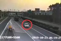 小车高速路出口突然停车!致载30余人客车冲出高速