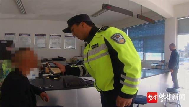 在交警大队，看着自己的酒精值，驾驶员仍告诉交警他的酒量很大。 &nbsp;（警方供图）