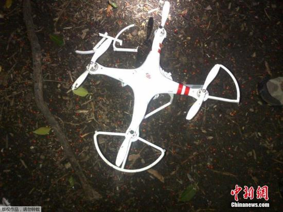 　　当地时间1月26日，负责美国总统人身安全保护工作的美国特勤局，在白宫院内的地面上发现了一个小型无人驾驶飞行器。