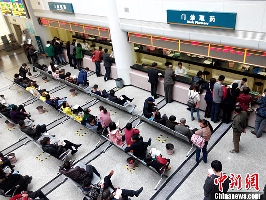  资料图：市民在医院等候领取药品。中新社发 张斌 摄