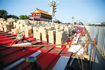 　　昨日，为迎接9月3日的大阅兵，天安门南边竖起施工围挡，内部正在搭建观礼台。新京报记者 卢淑婵 摄
