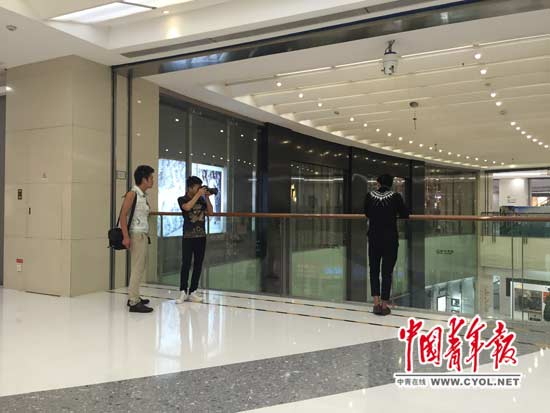 助教正在为学员拍摄用于形象展示的照片