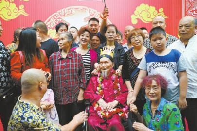 8月27日，成都最年长男寿星唐志渊老人满115岁，众人前来祝贺。