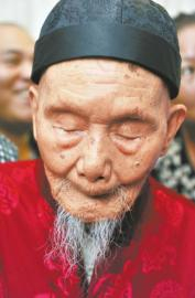 唐志渊虽然眼睛看不见，但耳朵还好使。