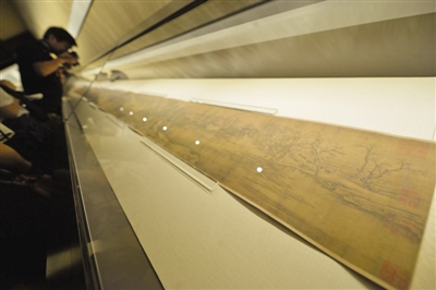 　　昨日，已经三年未露面的《清明上河图》亮相故宫武英殿，这是故宫《石渠宝笈》特展珍品之一，全图完全展开。新京报记者 浦峰 摄