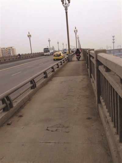 人行道将“扒掉”。资料图片