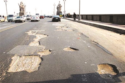 大桥桥面曾坑坑洼洼。资料图片