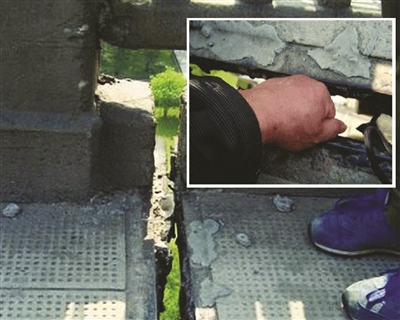 伸缩缝能伸进拳头。资料图片