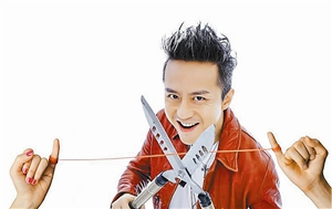 邓超在电影《分手大师》中扮演的角色专门帮人处理分手难的问题，包括劝退小三。