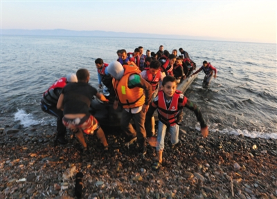 　　9月6日，希腊，自土耳其出发的难民穿越爱琴海抵达莱斯博斯岛。从土耳其渡海抵达欧洲，成为叙利亚民众的主要逃亡路线。