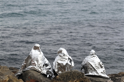 难民从北非出发，横渡地中海前往意大利小岛，从而登陆欧洲。