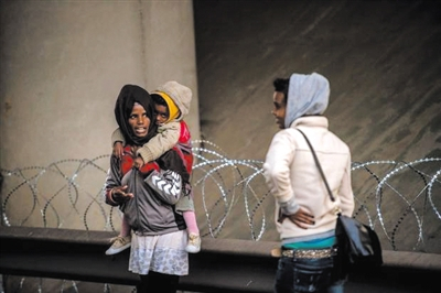 难民闯进海底隧道，企图前往英国，为此，英国一度关闭海底隧道。