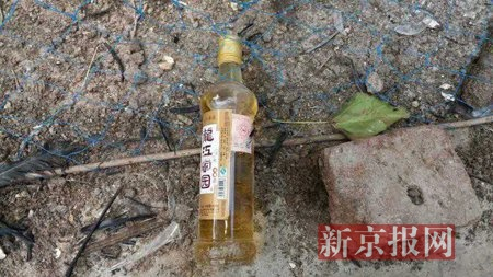 现场留下的疑似汽油瓶。家属供图