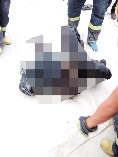 死者被运出现场。 家属供图