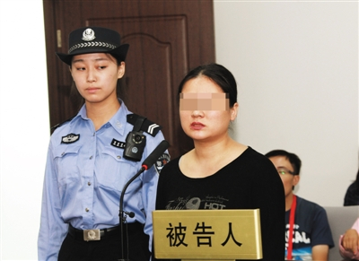 　　昨日，姜某因从非洲黑市买象牙制品带回国，在四中院受审。她称这些象牙是作为“土特产”买回的，但法院认定其构成走私珍贵动物制品罪。法院供图