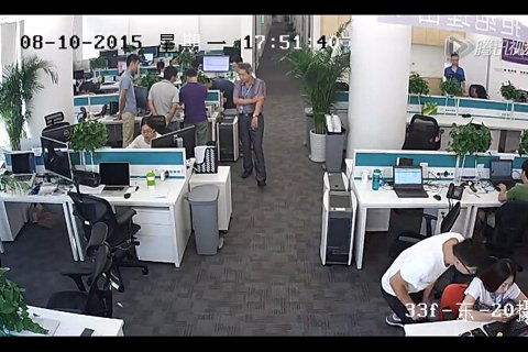 男子吓女同事视频截屏