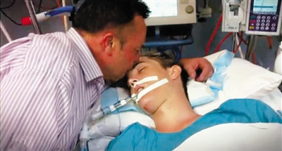 　　2013年，Rodney亲吻因服致幻剂跳楼而躺在病床上的儿子。为此，Rodney今年来华卧底调查供应商。《60分钟》节目截图