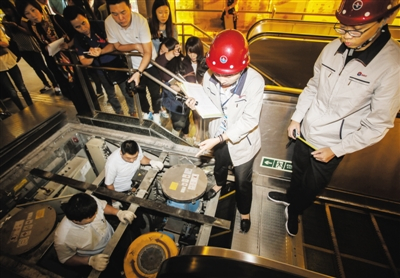 前日，市质监局检查组到6号线朝阳门站检查电梯驱动装置。新京报记者 彭子洋 摄