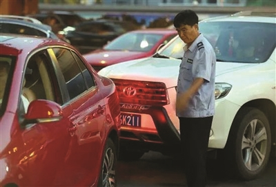 　　每一个人都有不同的追求，咱们记者就遇上了一个特有追求的大叔。放着上海的十多套豪宅不住，偏偏喜欢留在杭州做保安!让我们来听记者讲讲神奇大叔的故事！