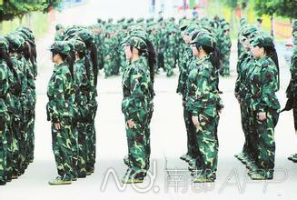 某校军训图。（图文无关）