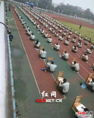 （每人一把椅子，坐在塑胶跑道上答题）