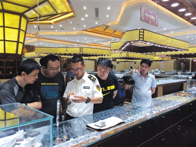 十一期间，国家旅游局等5部门暗访云南旅游，在玉器店，查看玉石标价、销售情况。