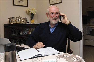 　　阿瑟·麦克唐纳，加拿大物理学家、萨德伯里中微子天文台研究所主任，1943年出生。加州理工学院物理学博士，1982年至1989年在美国普林斯顿大学任物理学教授。现任加拿大女王大学戈登和帕特里夏灰色粒子天体物理主席。