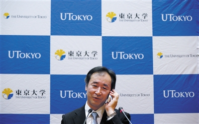 　　梶田隆章，日本物理学家、天文学家，1959年出生，现任东京大学宇宙线研究所所长。梶田隆章受业于日本著名物理学家小柴昌俊、户塚洋二，2002年三人共同获得潘诺夫斯基实验粒子物理学奖。