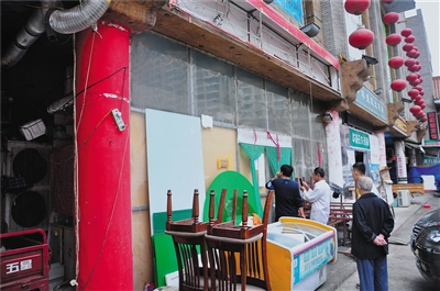 昨日，位于山东青岛乐陵路92号的“善德成”天价虾烧烤店已被关闭。图/CFP