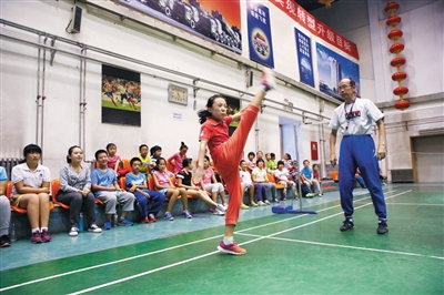 9月27日下午，云岗文化活动中心内，朱宏正在带领孩子们做体能训练。