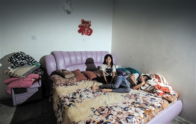 老六老七正在读小学，因担心走上哥哥姐姐的老路，户口成为她们最大的心愿。