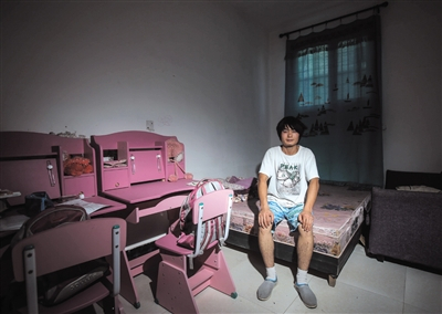 老三张泽龙初中辍学后，只能不时去小工厂搬砖铲泥打零工。