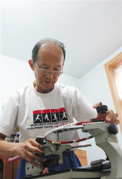 9月27日下午，朱宏在自己的器材室内穿球拍线。