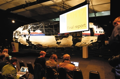 　　荷兰方面13日公布马航MH17空难调查最终报告，称客机被山毛榉导弹击落。图为经过复原的MH17客机残骸。新华社发