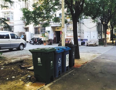 万红宇在大兴住处楼下的垃圾桶。事发时她将婴儿扔到这里。