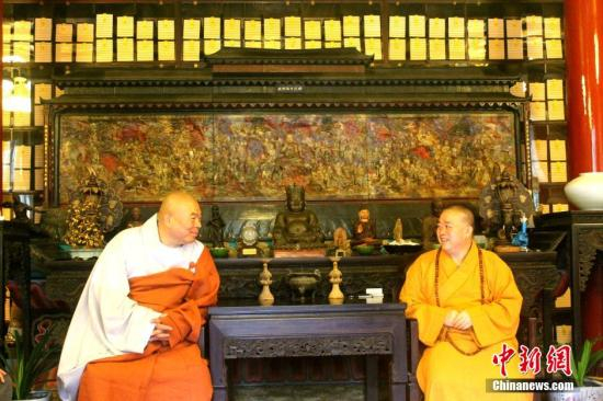 　　10月20日上午，少林寺主持释永信大和尚在少林寺方丈室会见了由世峰大师率领的韩国通度寺（曹溪宗）少林寻根团。王中举 摄