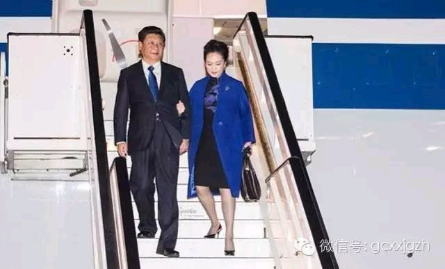 习近平与夫人彭丽媛抵达英国
