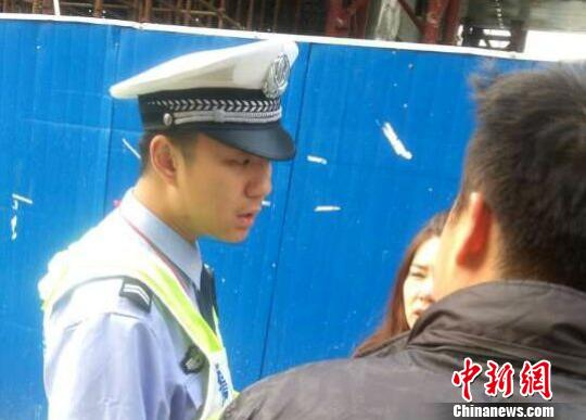 　　电动车主找警察协商，把罚款交了，能不能把她的电动车从车上卸下来，遭到了李警官的拒绝。李警官坚定的说：“不行，打的到停车场提车。” 吴扬 摄