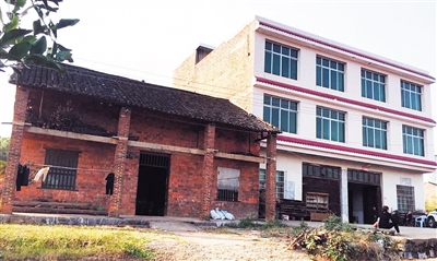 刘某家庭较贫困，与隔壁邻居家形成鲜明对比。