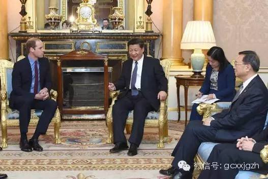图：10月20日，习近平在伦敦会见英国威廉王子，习近平左侧女性为翻译周宇。