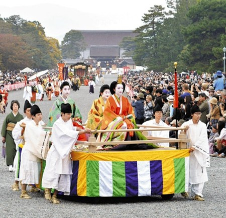 日本京都举行“时代祭”，数千人着古装游行。
