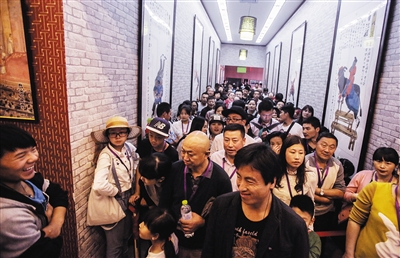 　　10月3日的低价游，导游强迫游客观看自费项目——天桥把戏。大批游客在门口排队等待，前面的游客看完，他们才能入场。