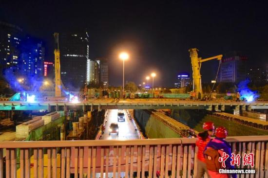 　　三元桥（跨京顺路）始建于1983年，迄今已经32岁。去年，养护单位在巡视时发现梁体存在下沉现象，且主梁刚度下降27%，桥梁承载能力已经不能满足原设计荷载标准。养护部门设计了支护抢修方案，并于去年10月底完成。由于该桥交通流量大、桥梁压力大，为确保安全，定于今年进行换梁大修。 图片来源：视觉中国