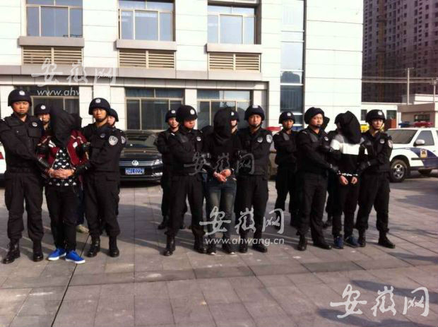 闹市街头持刀砍人 六嫌犯今被押回太湖_手机新浪网