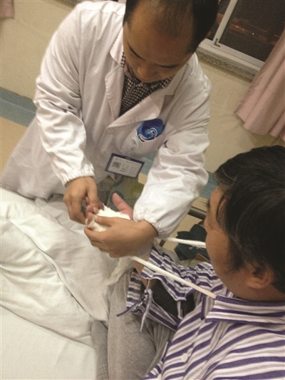 医生在检查陈先生断指恢复情况。