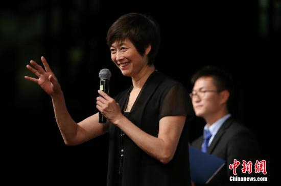 　　5月26日，著名电视节目主持人敬一丹携新书《我遇到你》走进南京东南大学，与近千师生追忆成长往事，分享职业生涯的悲喜得失。中新社发 泱波 摄