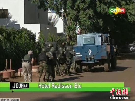 　　11月20日消息，当地时间20日，马里首都巴马科一酒店遭枪手袭击。酒店集团公布声明称，两到十名匪徒劫持了140名酒店顾客和30名工作人员，共170人。另据报道，袭击事件可能已造成9人死亡。目前，马里酒店劫持案中的一些人质获得释放，包括能背诵古兰经的人员。图为安全部队在事发现场外。