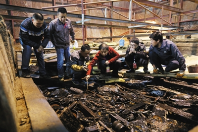 　　考古队领队杨军已经在西汉海昏侯墓内研究了近5年，对考古的发掘和研究者来说，这是一个细致而漫长的过程。文物保护甚至需要两代人去完成。 摄影/新京报记者 侯少卿 摄