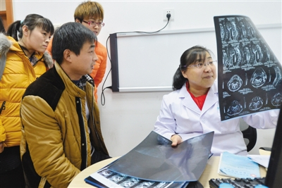 11月18日，燕达医院，来自天坛医院的神经内科医生张玉梅在为患者诊治。