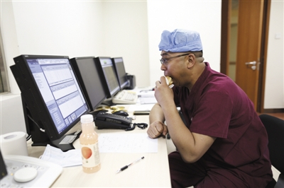 2月5日一早，从朝阳医院派驻燕达医院担任副院长的卢长林在手术间隙吃着早饭。